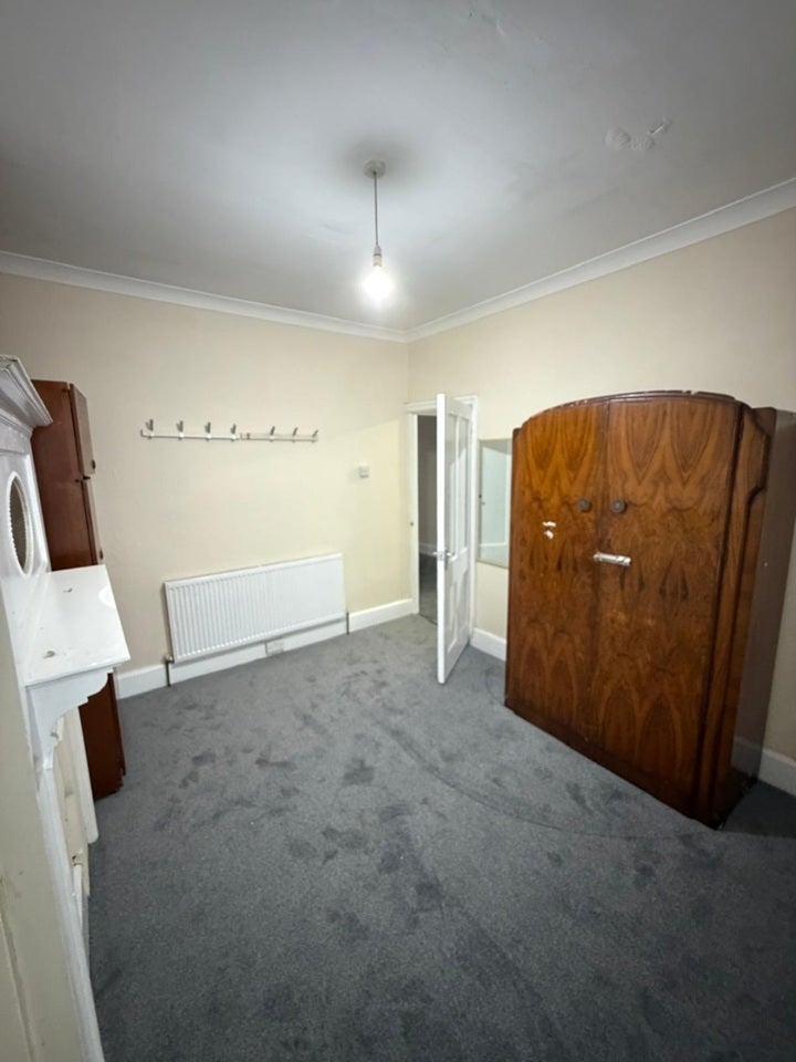 Flat Peacock Close in Greater London
