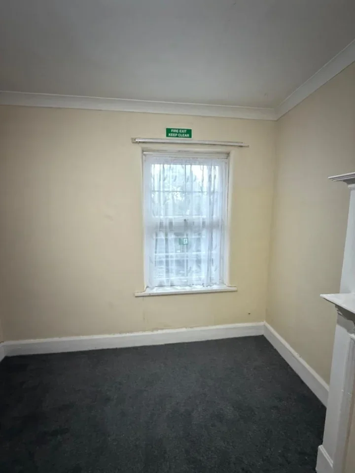 Flat Peacock Close in Greater London