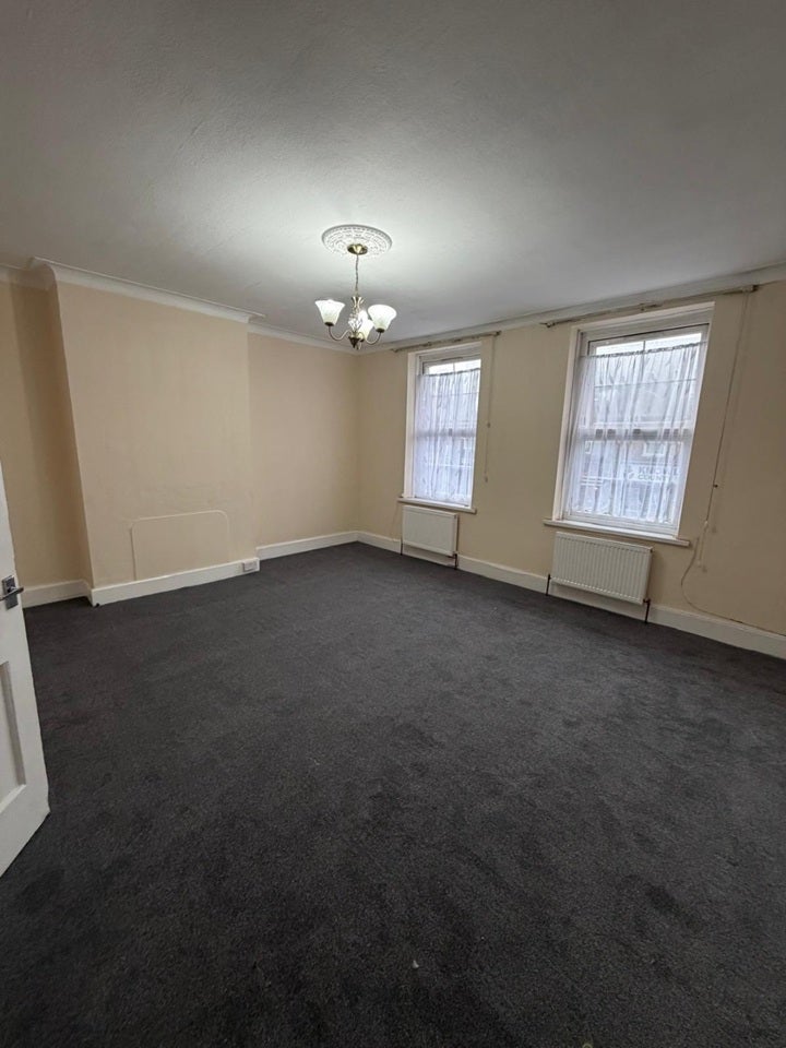 Flat Peacock Close in Greater London