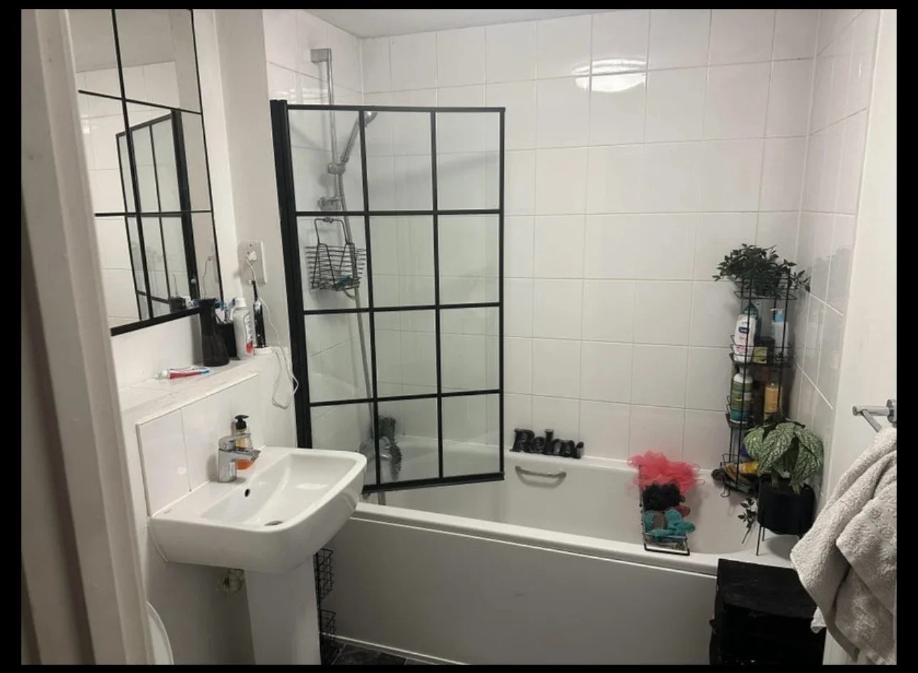 Room Kinloch Road in Reigate and Banstead
