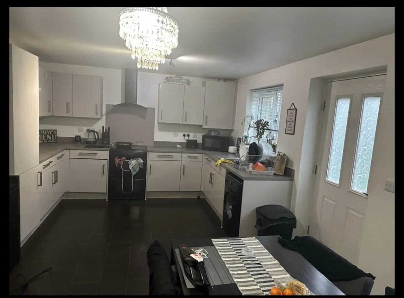 Room Kinloch Road in Reigate and Banstead