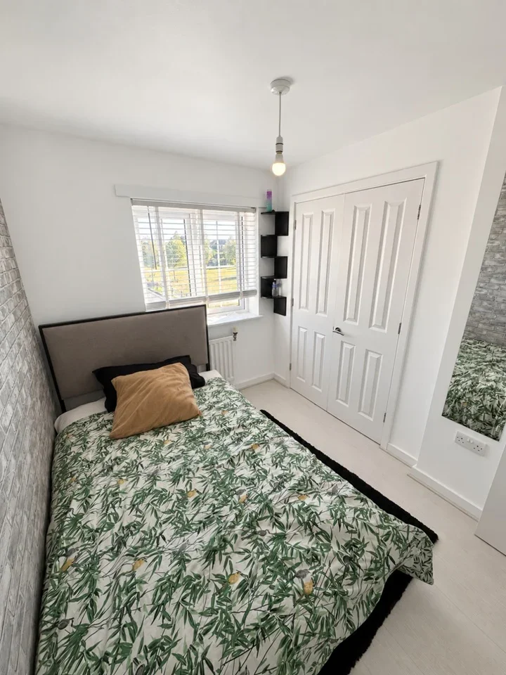 Room Kinloch Road in Reigate and Banstead