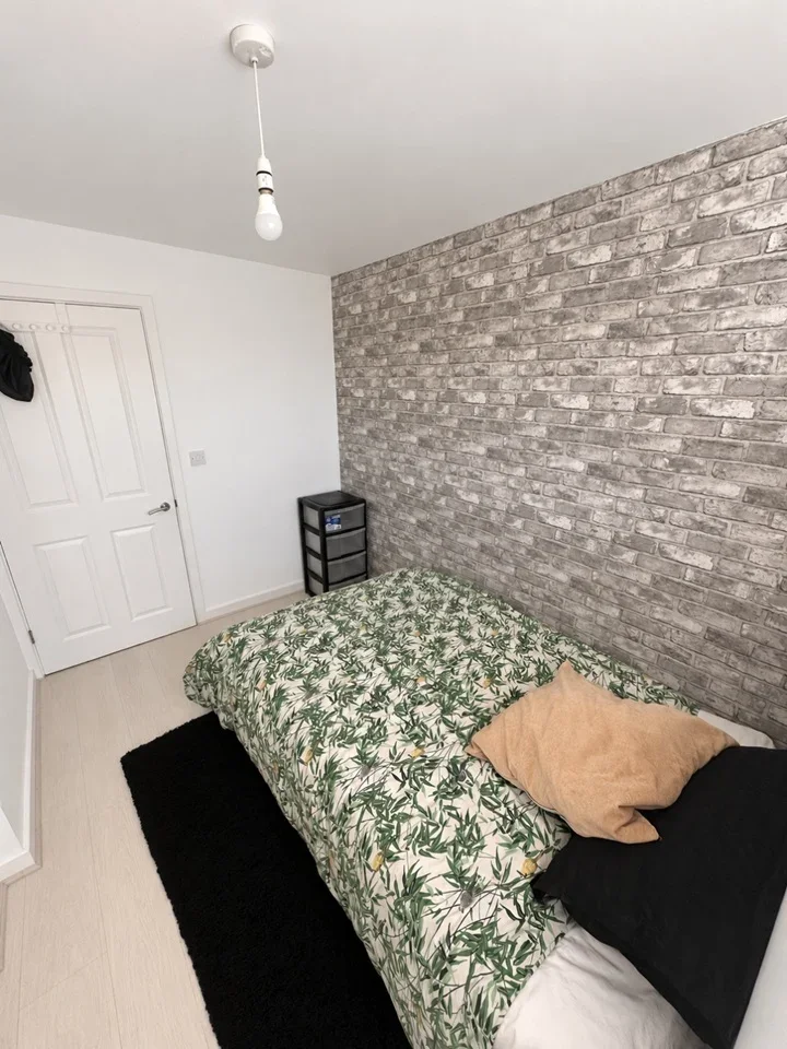 Room Kinloch Road in Reigate and Banstead
