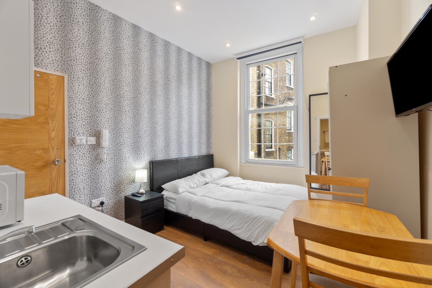 Flat Crestfield Street in Greater London