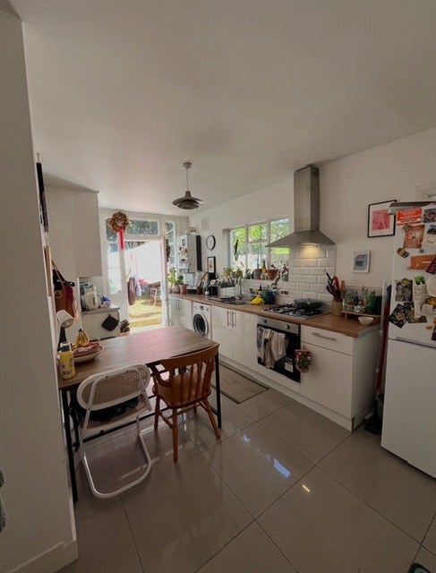 Flat Arodene Road in Greater London