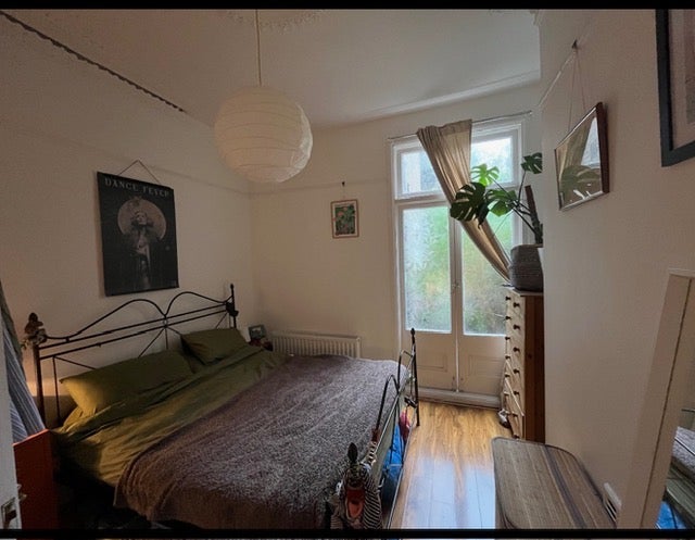 Flat Arodene Road in Greater London