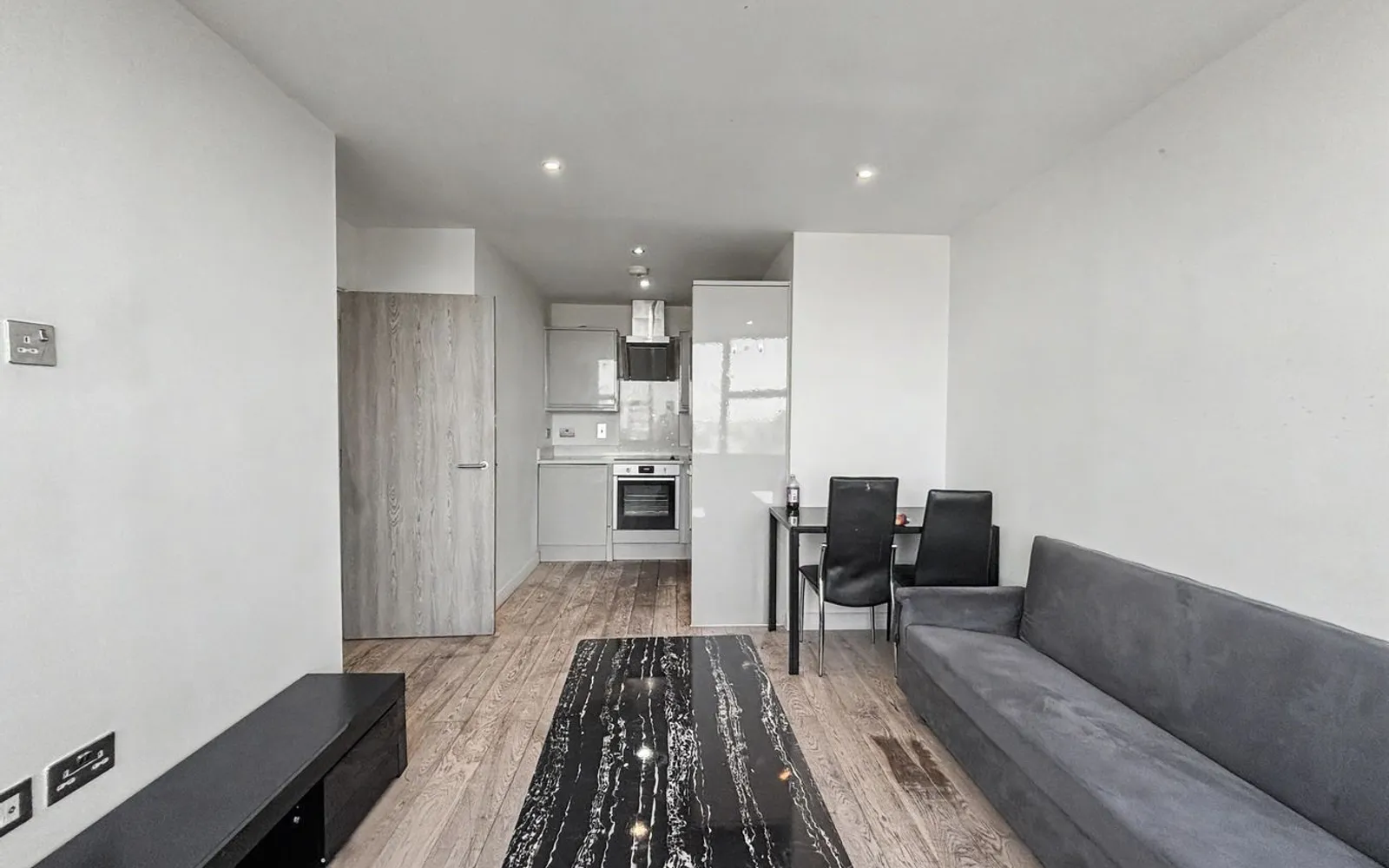 Flat Northolt Road in Greater London