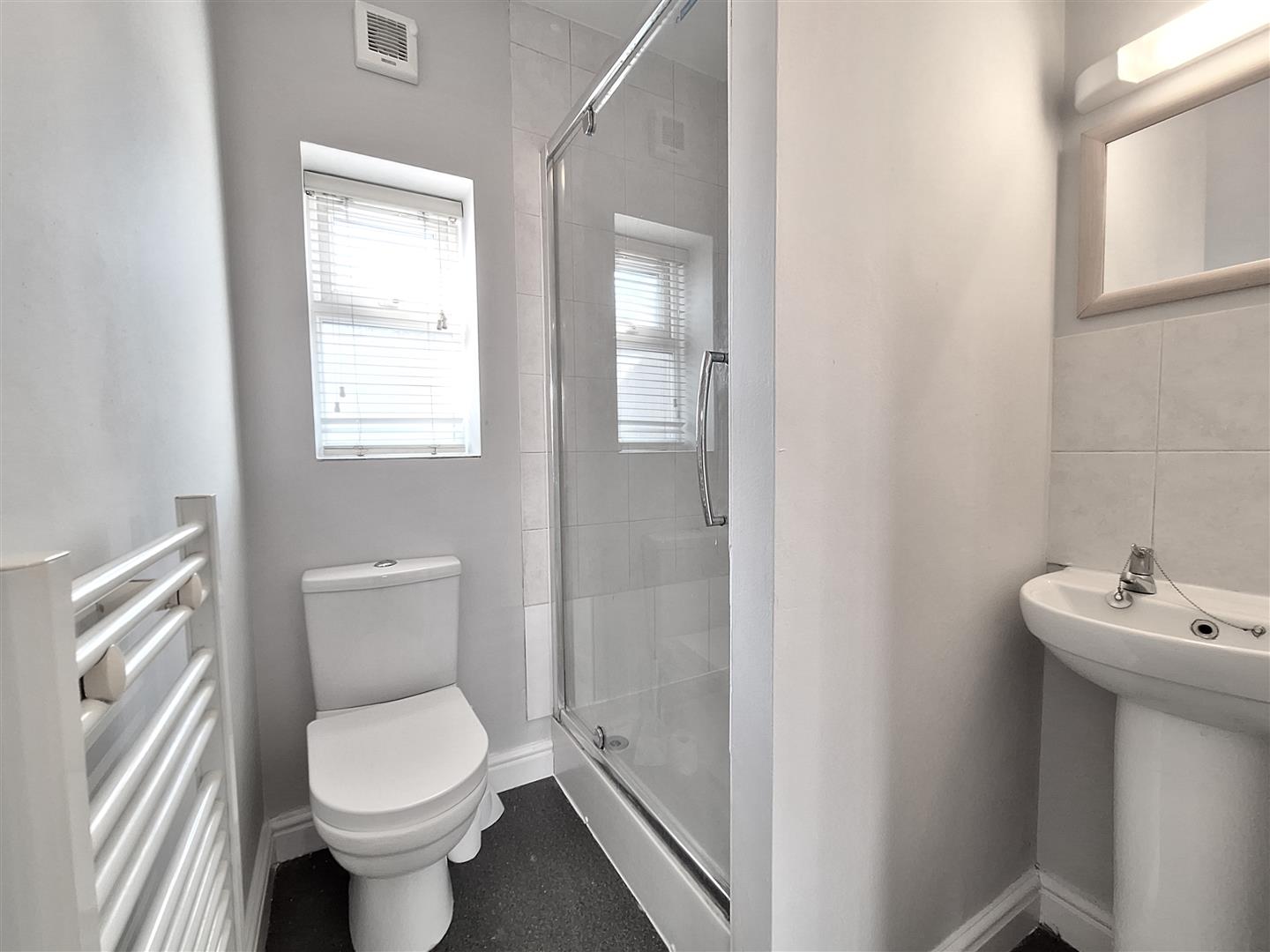 Flat Downshire Square in Reading