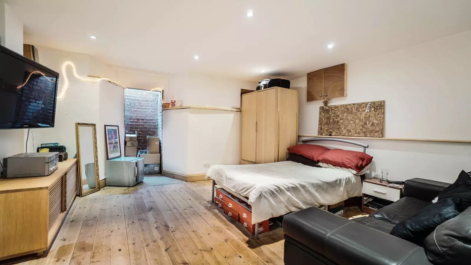 Flat Penshurst Road in Greater London