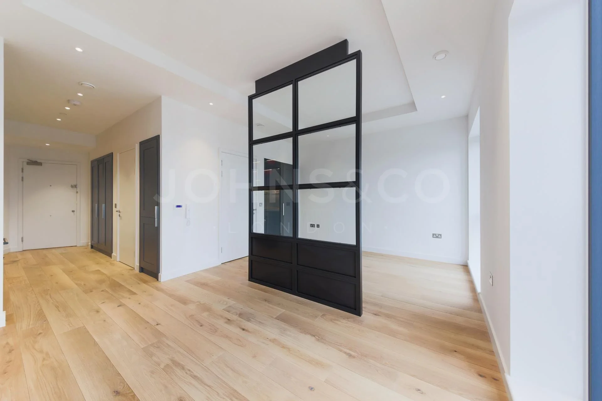 Flat Botanic Square in Greater London