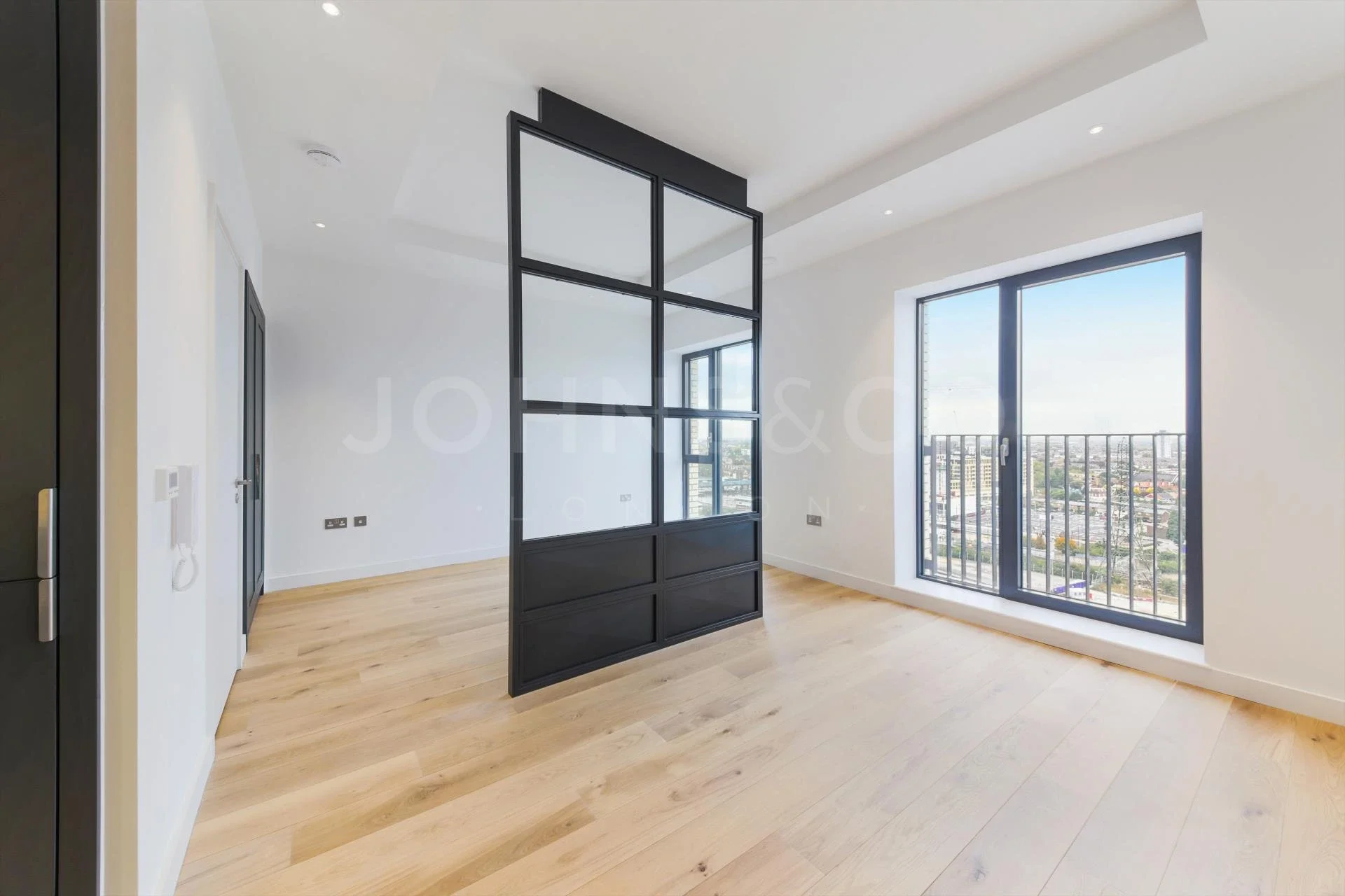 Flat Botanic Square in Greater London