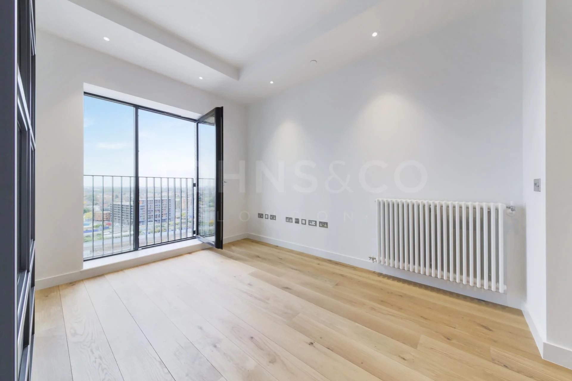 Flat Botanic Square in Greater London