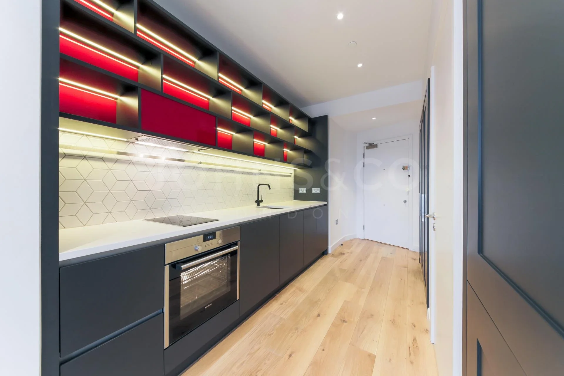 Flat Botanic Square in Greater London