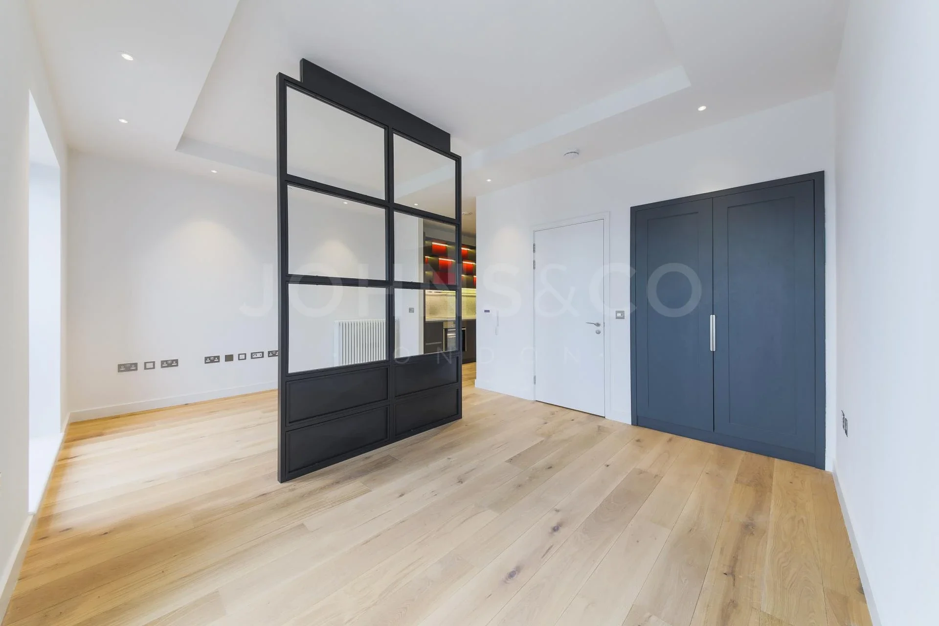 Flat Botanic Square in Greater London