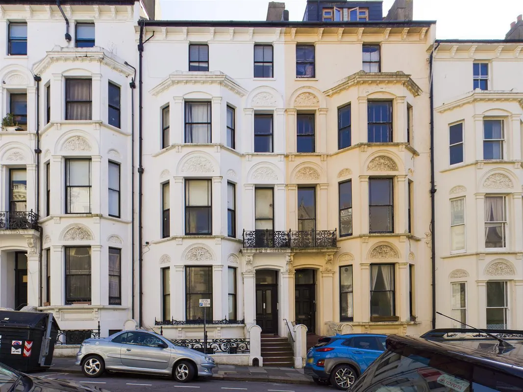 Flat Cambridge Road in Hove