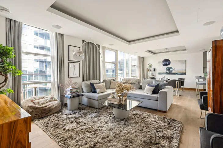 Flat Juniper Drive in Greater London