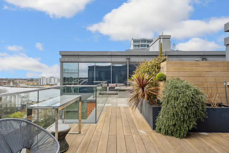 Flat Juniper Drive in Greater London