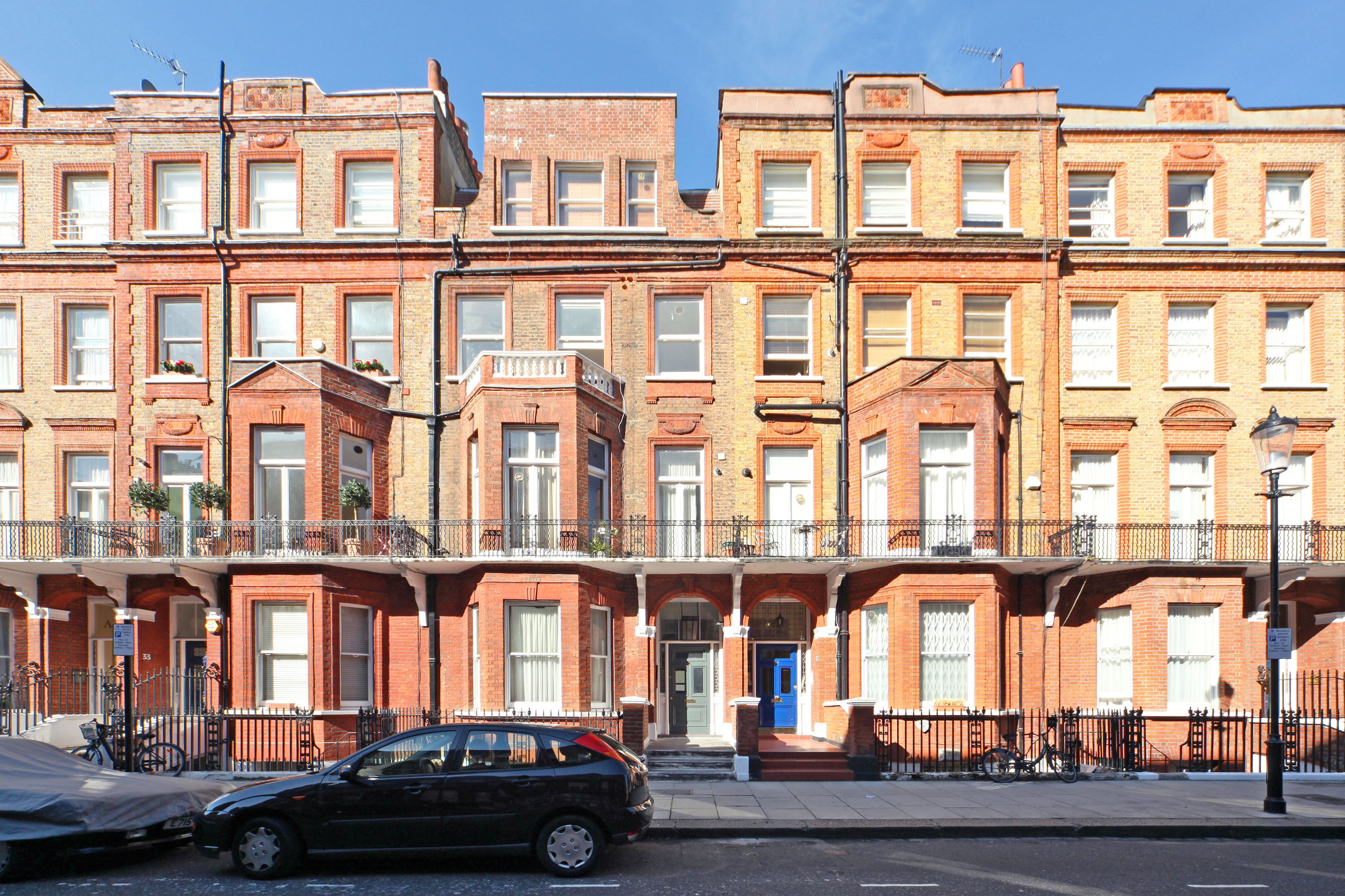Flat Rosary Gardens in Greater London