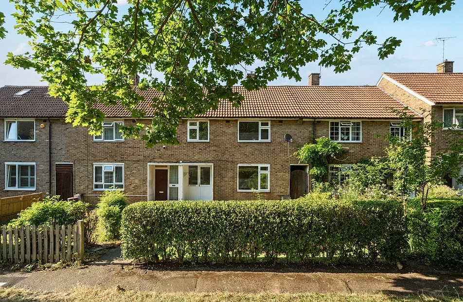 House Westleigh Avenue in Greater London