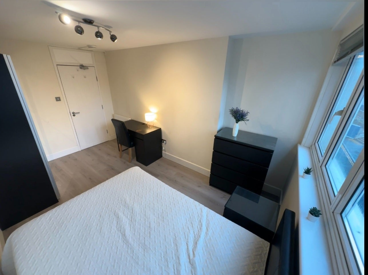 Room Bernhardt Crescent in City of Westminster