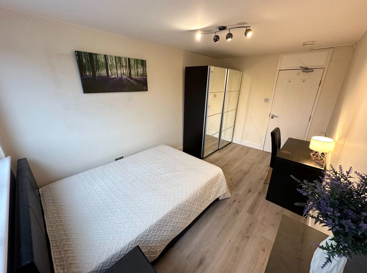 Room Bernhardt Crescent in City of Westminster