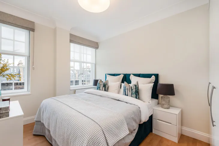 Flat Kensington High Street in Greater London