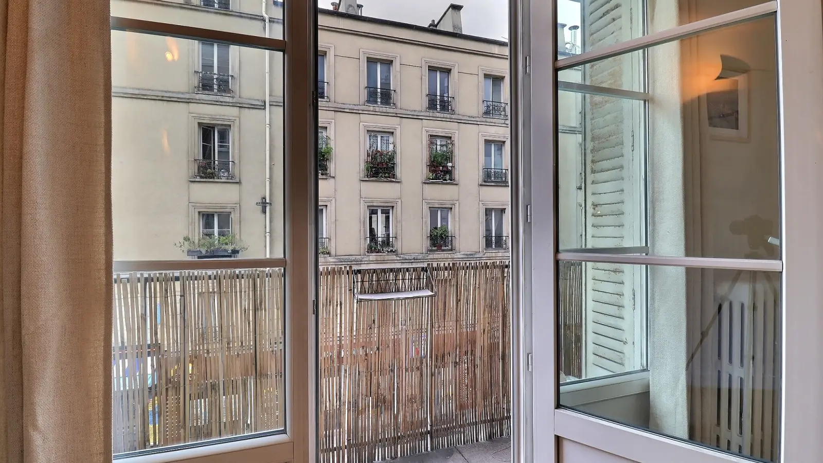 Flat Rue Pouchet in Paris