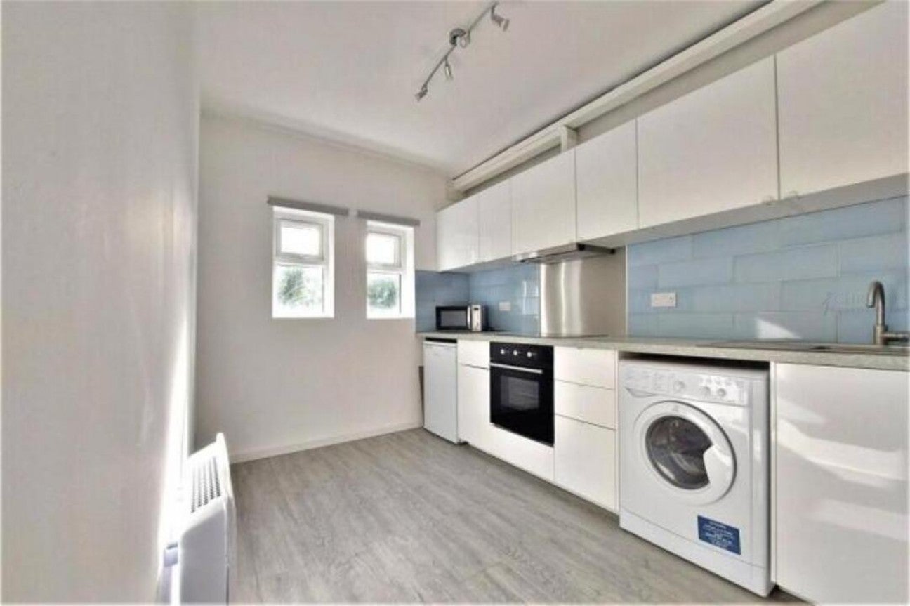 Flat Claremont Avenue in Elmbridge