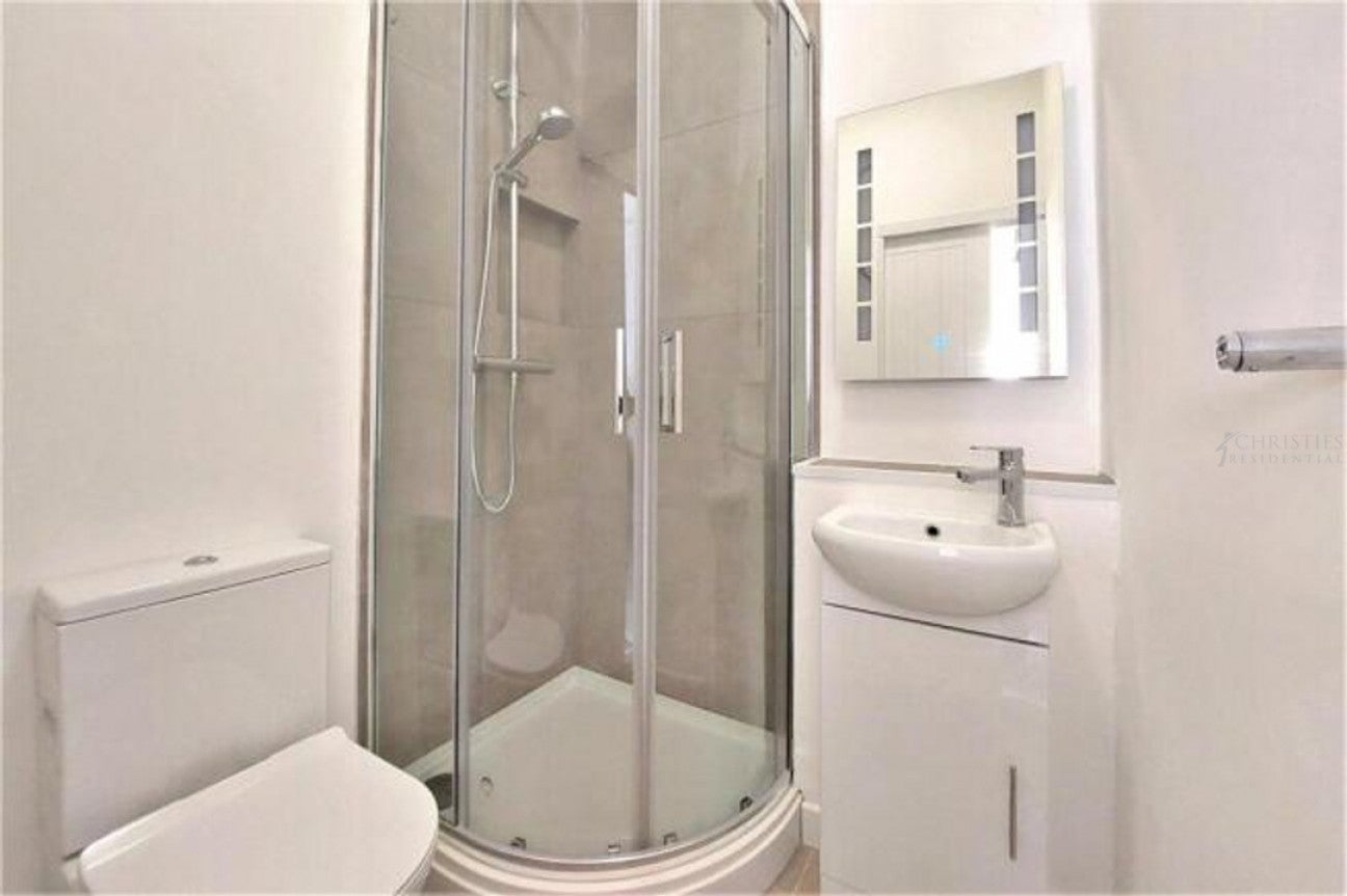 Flat Claremont Avenue in Elmbridge