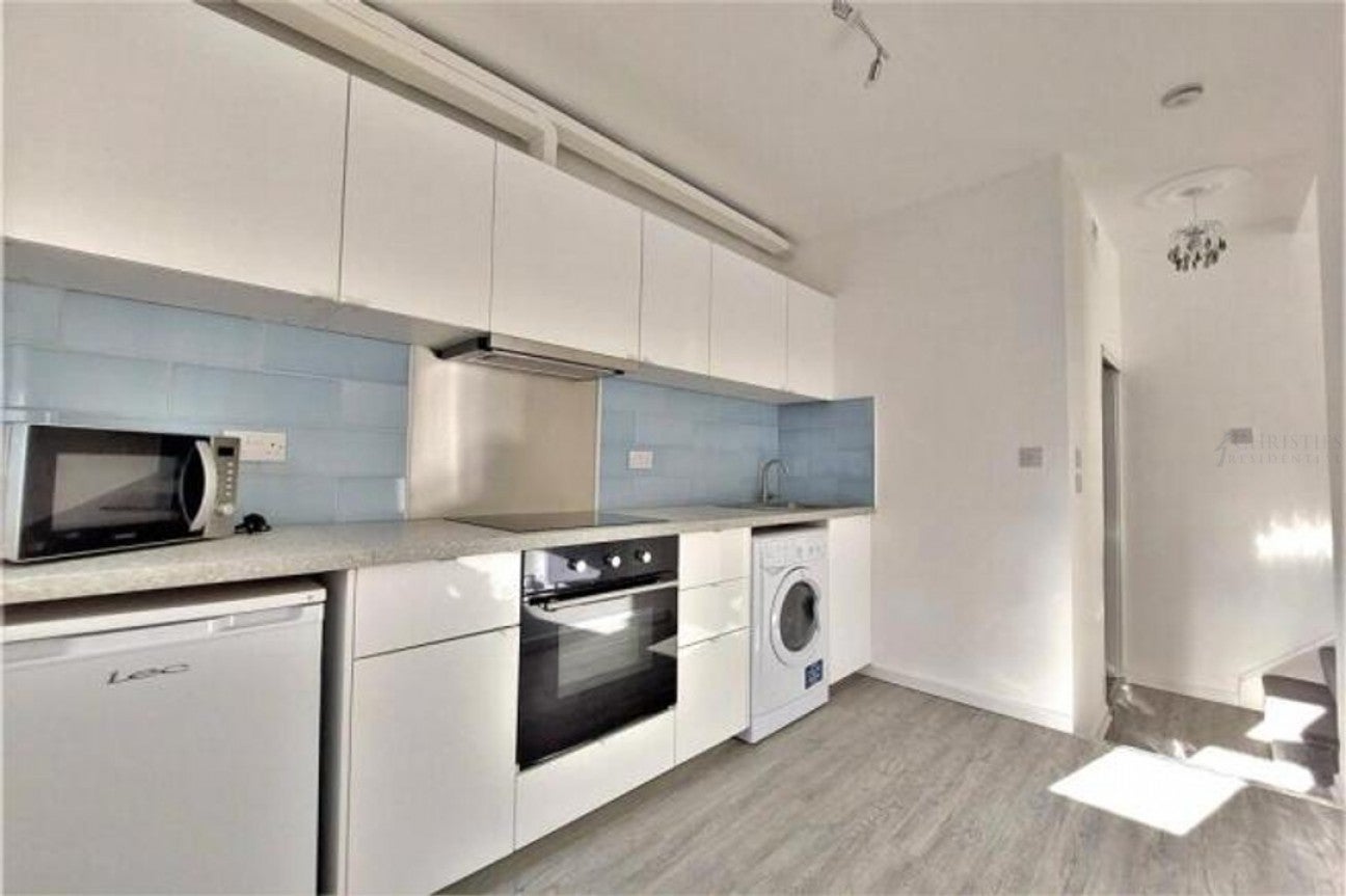 Flat Claremont Avenue in Elmbridge