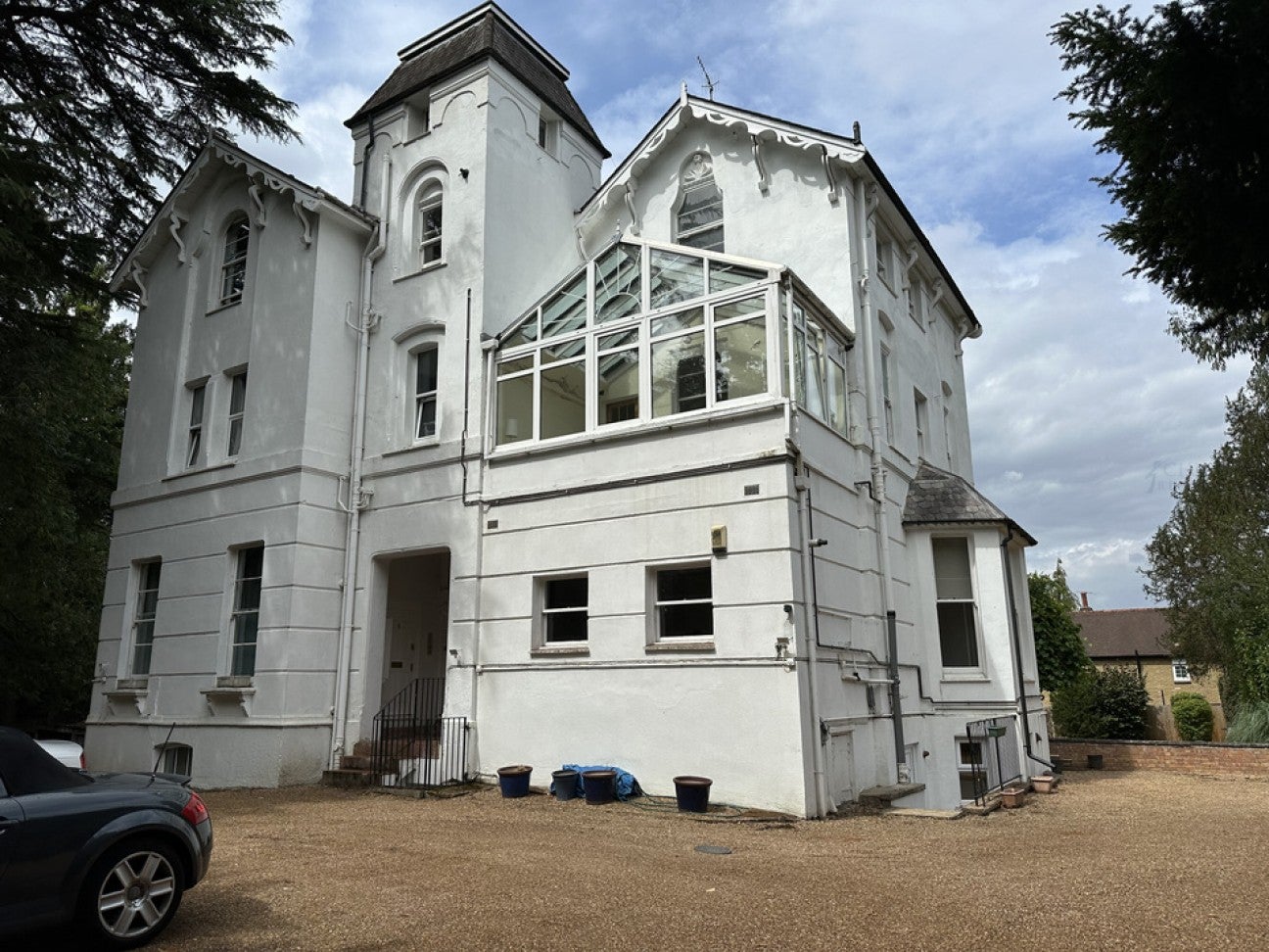 Flat Claremont Avenue in Elmbridge