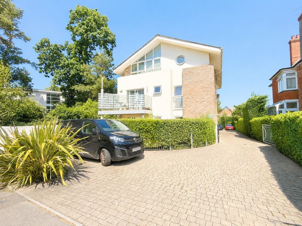 Flat Penn Hill Avenue in Poole