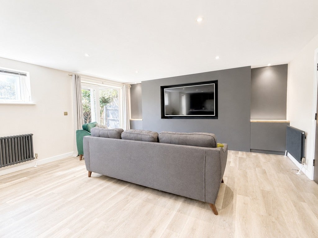 Flat Penn Hill Avenue in Poole