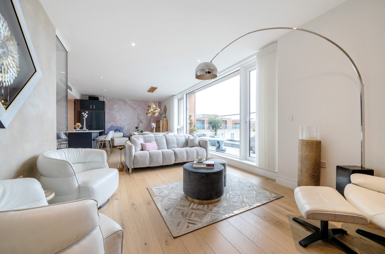Flat Inglis Way in Greater London