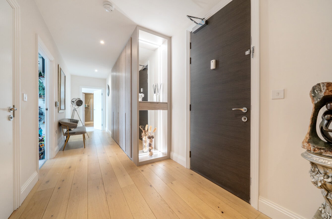 Flat Inglis Way in Greater London