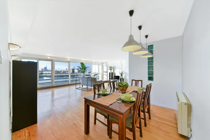 Flat Arnhem Place in Greater London