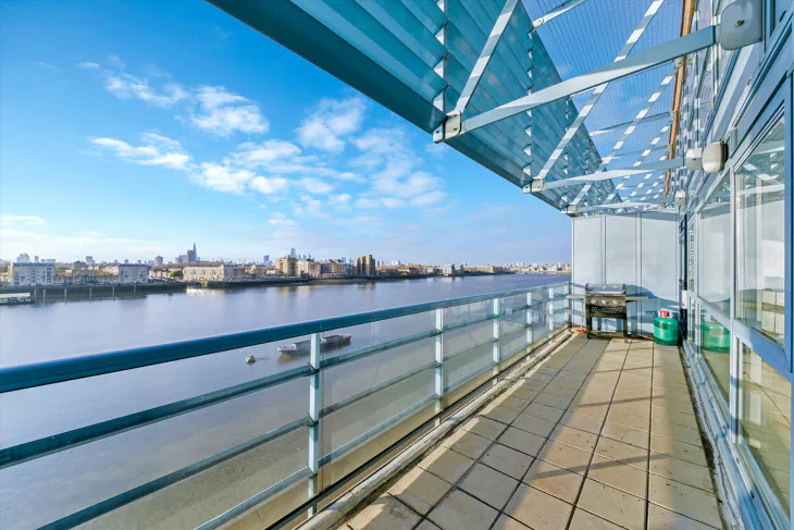Flat Arnhem Place in Greater London