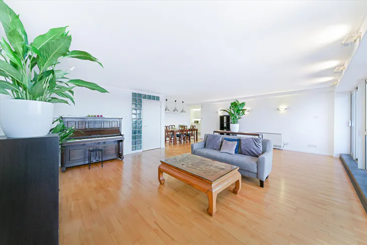 Flat Arnhem Place in Greater London