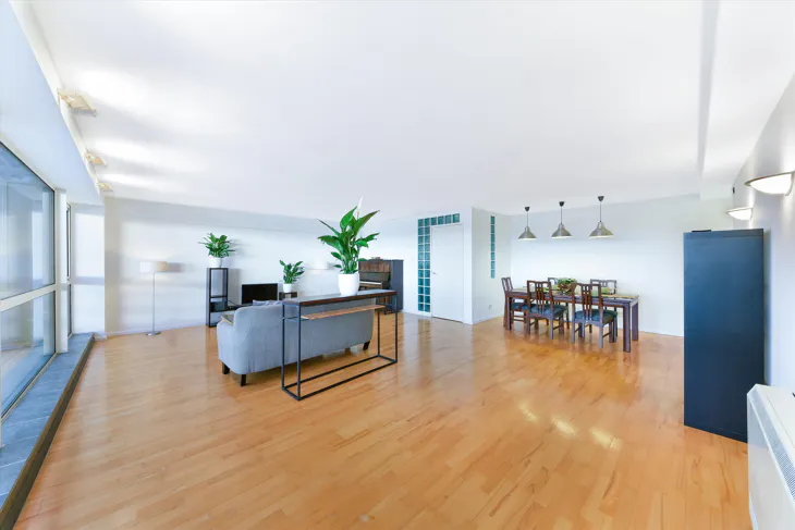 Flat Arnhem Place in Greater London