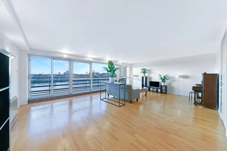 Flat Arnhem Place in Greater London