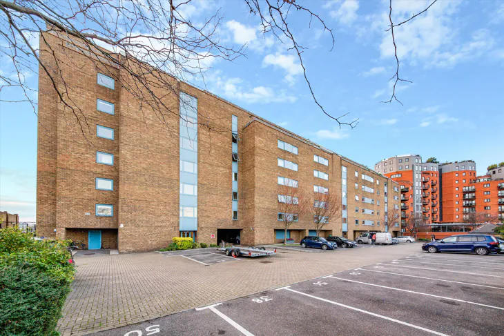 Flat Arnhem Place in Greater London