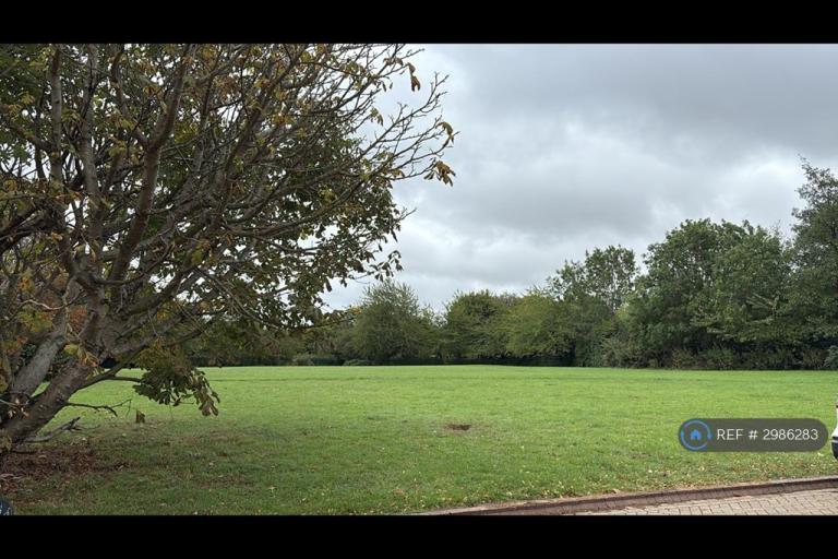 Flat Chalice Way in Dartford