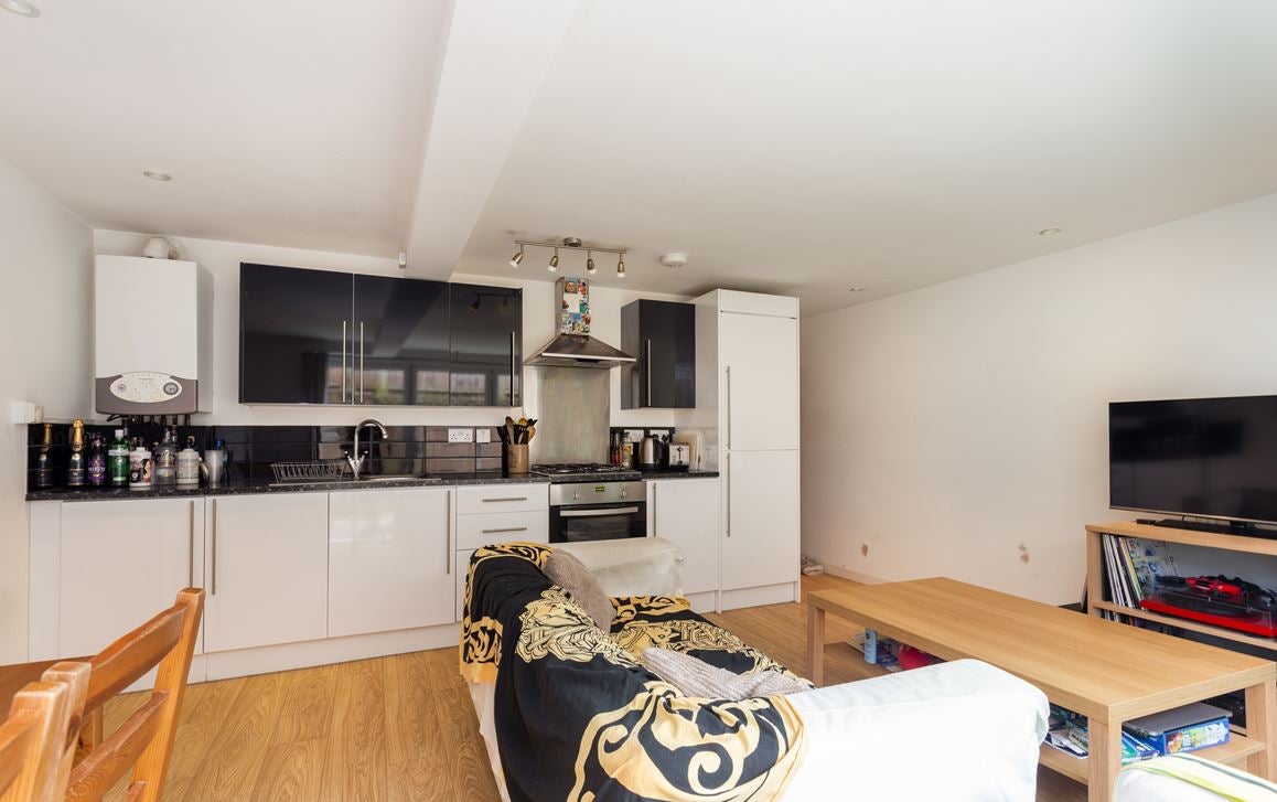 Flat Kildoran Road in Greater London