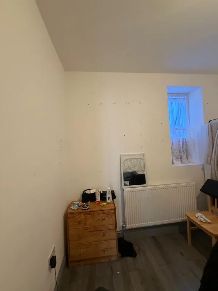 Room Erskine Road in Greater London