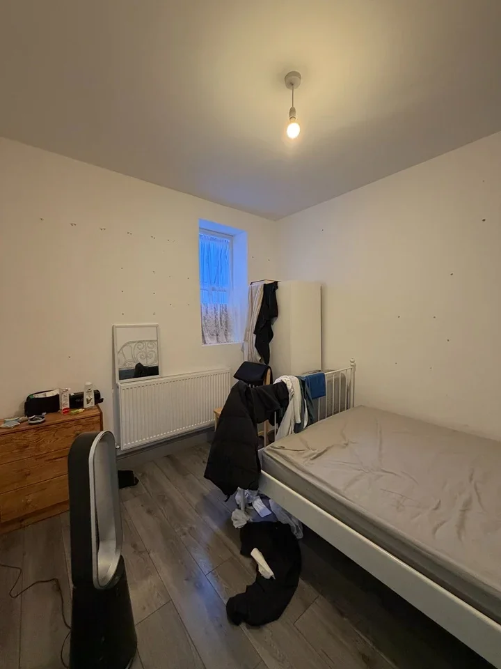 Room Erskine Road in Greater London