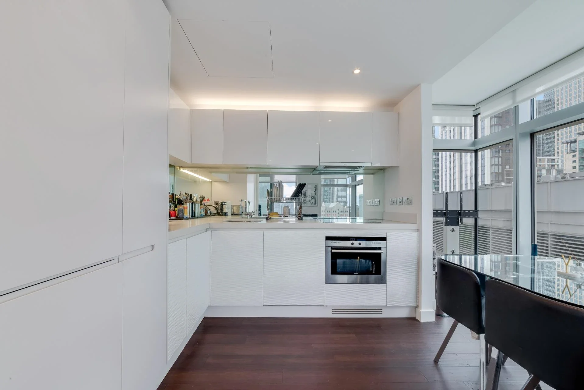 Flat Pan Peninsula Square in Greater London