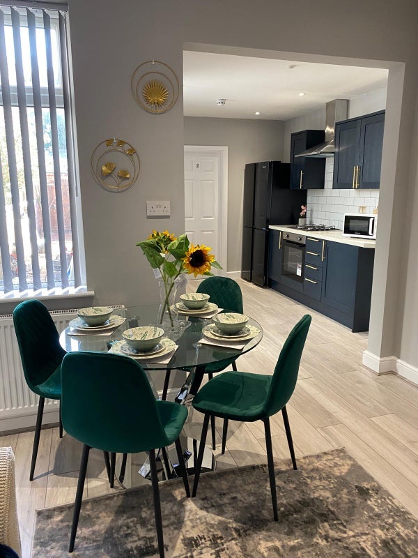 Room Cheviot Road in Slough