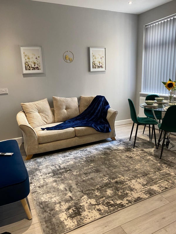 Room Cheviot Road in Slough