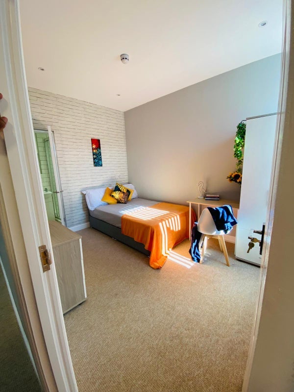 Room Cheviot Road in Slough