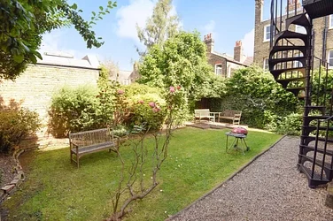 Flat Upper Tooting Park in Greater London